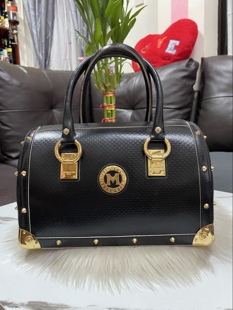 Original Metrocity Bag (Category: Tote Bags) located in Mandaue City. Submitted by ludz_0246 (Listing ID 1467331208, Image 2). Description: 💯% Guaranteed OG Gold Base Hardware In medium Size Dustbag Engraved Logo Geniune Leather No flaw .