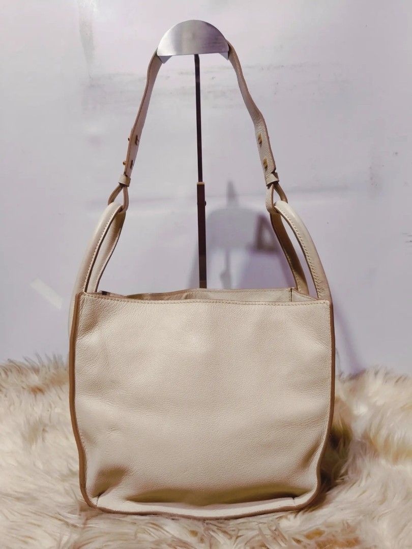 Original RABEANCO (Category: Shoulder Bags) located in Caloocan City. Submitted by secondhand_shop2 (Listing ID 1467347189, Image 3). Description: Sale❗️Sale❗️Sale❗️ ₱ 2,899 Original RABEANCO Almost new Medium Pure genuine leather 📌First to pay!.
