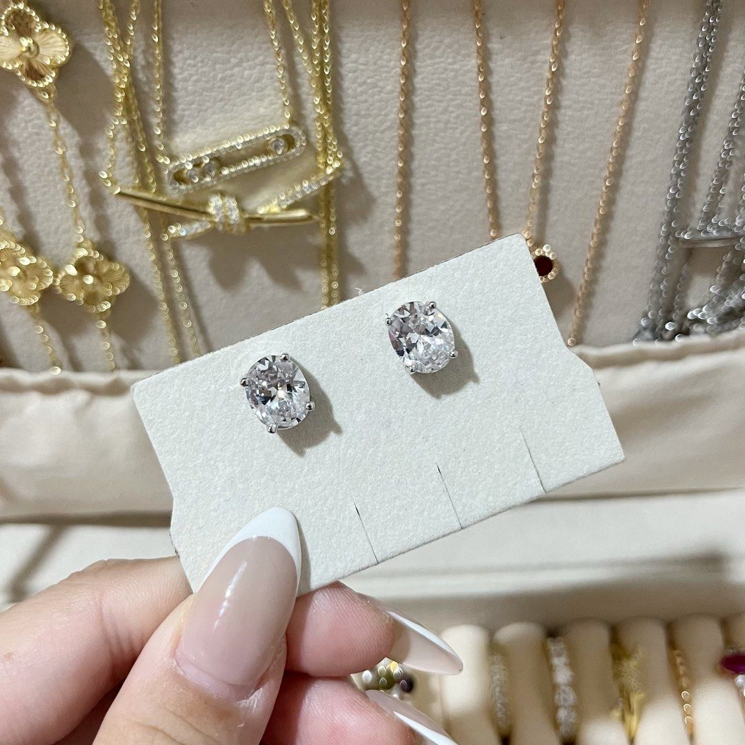 OVAL CUT MOISSANITE LIKE EARRING (Category: Earrings) located in Talavera. Submitted by curatedbykhy (Listing ID 1467343172, Image 1). Description: .