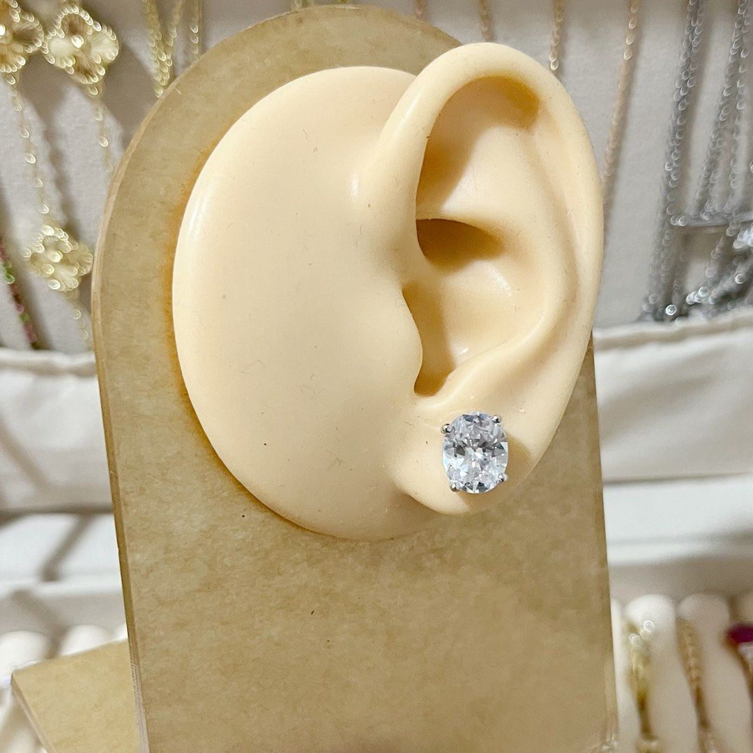 OVAL CUT MOISSANITE LIKE EARRING (Category: Earrings) located in Talavera. Submitted by curatedbykhy (Listing ID 1467343172, Image 2). Description: .