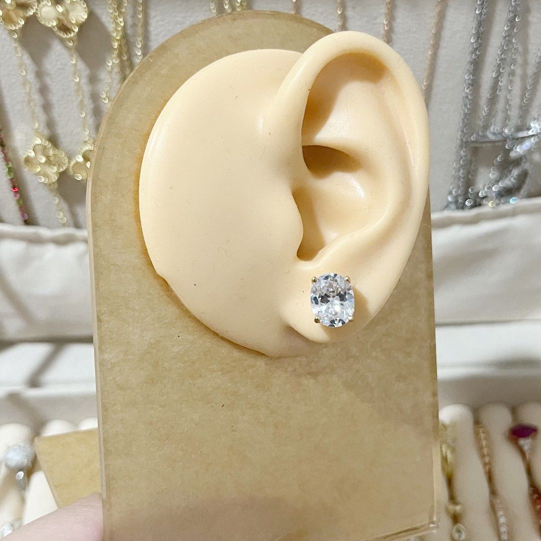 OVAL STONE GOLD EARRING (Category: Earrings) located in Talavera. Submitted by curatedbykhy (Listing ID 1467342696, Image 2). Description: .