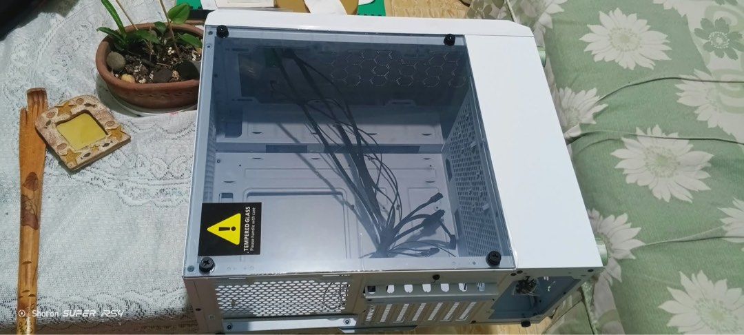 Ovation PC Computer Case White Tempered Glass (Category: Desktops) located in San Jose del Monte. Submitted by chuuves4eva (Listing ID 1467318899, Image 3). Description: White Ovation PC casing with a tempered glass side panel and mesh front for great airflow. Includes built-in wiring cables, bottom PSU mount, and rear expansion slots. mop:gcash,maribank,bpi mod:jnt, lalamove.