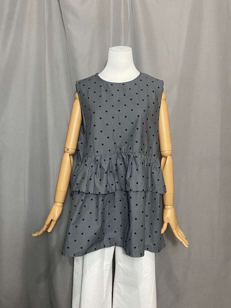 Oversized grey polka-dot tiered sleeveless ruffle blouse top (Category: Blouses) located in Las Pinas. Submitted by ipickyou (Listing ID 1467337134, Image 2). Description: Unwashed Condition: 10/10 𝗠𝗲𝗮𝘀𝘂𝗿𝗲𝗺𝗲𝗻𝘁𝘀 𝘄𝗵𝗲𝗻 𝗹𝗮𝗶𝗱 𝗳𝗹𝗮𝘁: -Armpit to armpit: 24” -Length: 29” .
