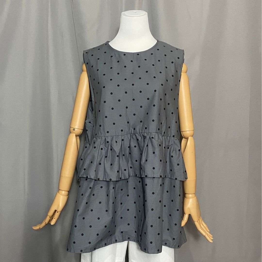 Oversized grey polka-dot tiered sleeveless ruffle blouse top (Category: Blouses) located in Las Pinas. Submitted by ipickyou (Listing ID 1467337134, Image 1). Description: Unwashed Condition: 10/10 𝗠𝗲𝗮𝘀𝘂𝗿𝗲𝗺𝗲𝗻𝘁𝘀 𝘄𝗵𝗲𝗻 𝗹𝗮𝗶𝗱 𝗳𝗹𝗮𝘁: -Armpit to armpit: 24” -Length: 29” .