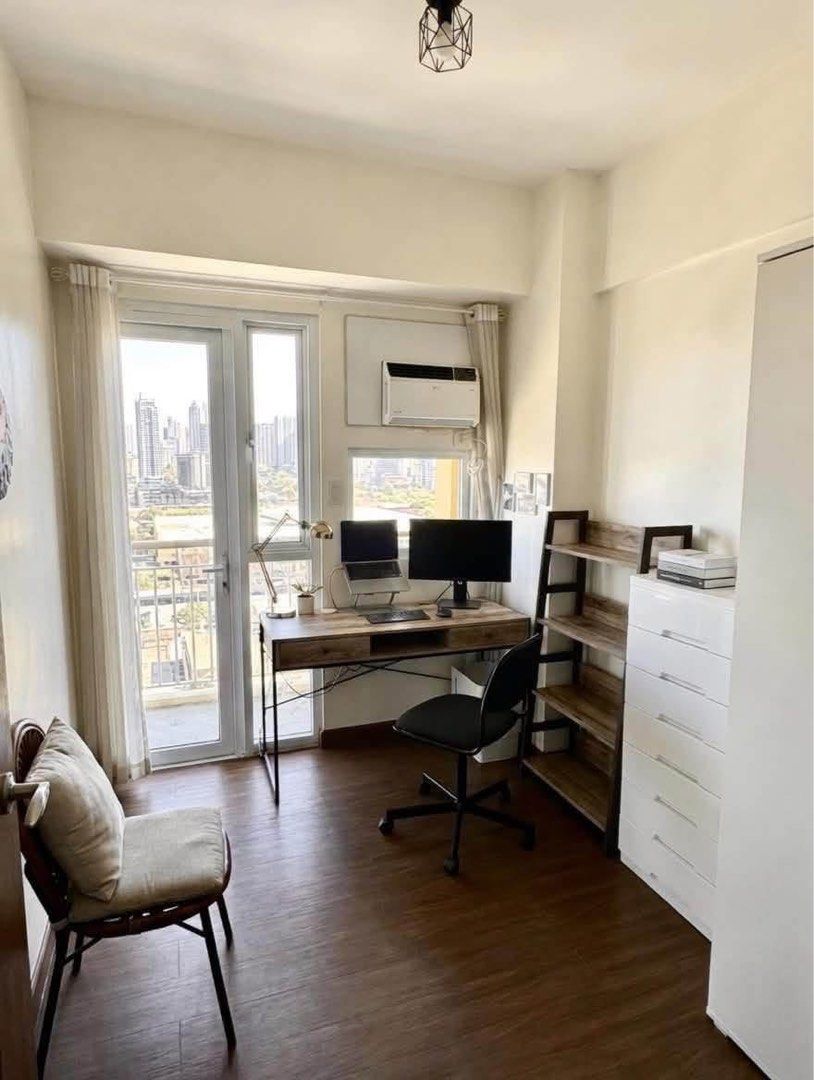 Palm beach west (Category: Apartments & Condos) located in Paranaque City. Submitted by sarahlarsson_ (Listing ID 1467212914, Image 3). Description: Association dues not included FOR RENT: Cozy 2BR @ Palm Beach West, Pasay! 🌊 📍 Location: Metro Park, Pasay (Near MOA & Entertainment City) 📐 Size: 40 sqm (2BR ) ✨ Highlights: • Resort-style Swimming Pool & Gym • 24/7 High Security • Walk to MOA, MET Live & Blue Bay Walk • Minutes to Okada, Solaire