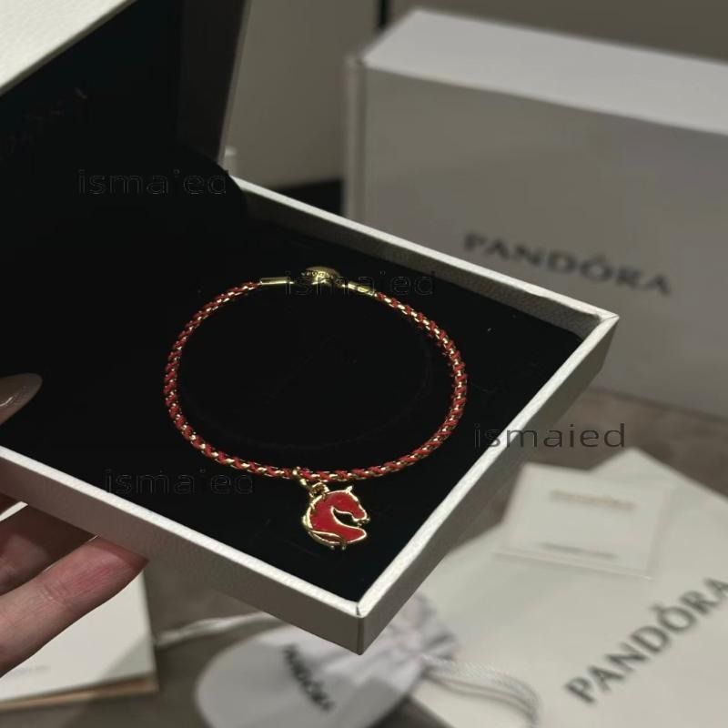 Pandora 潘多拉 紅繩金馬手鍊 （分類：頸鍊）位於 Hong Kong。 由 fierceforest_055c12 提交（商品編號 1467226521，圖片 1）。簡介： 只做優質靚貨 📸 所有圖片均為實拍，真正所見即所得🏼 產品支持退換，不設面交，一律透過快遞寄送。。