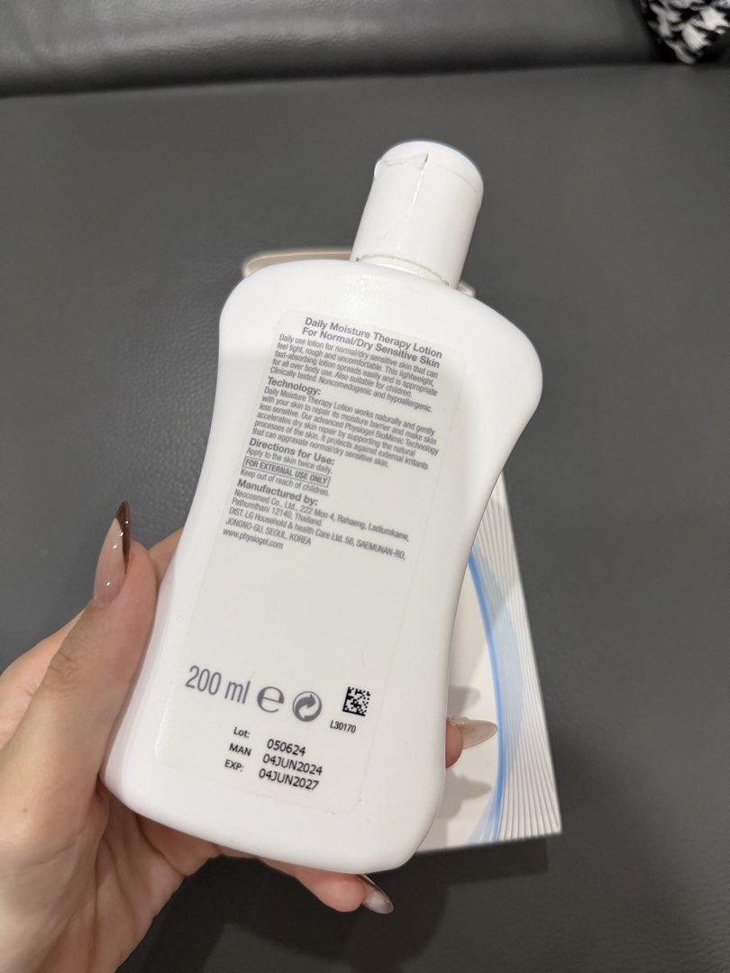 Physiogel Daily Moisture Therapy Lotion 200ml (Category: Body Care) located in Manila. Submitted by yu4nnnn.coo (Listing ID 1467332138, Image 2). Description: - Product: Physiogel Daily Moisture Therapy Lotion - Size: 200ml (with original outer box) - Skin Type: Normal to dry, sensitive skin - Benefits: Relieves dry, tight skin and repairs the skin's natural moisture barrier - Formula: Hypoallergenic (No preservatives, perfumes, or colorants) - S