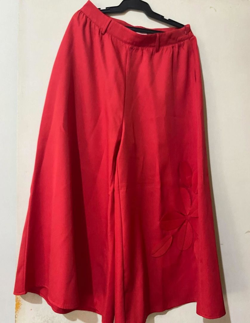 Plains & Prints (RAF) Red Coordinates (Category: Sets or Coordinates) located in Muntinlupa City. Submitted by aubreyraven (Listing ID 1467205586, Image 3). Description: Used once. Top size is Medium; Trouser is Small..