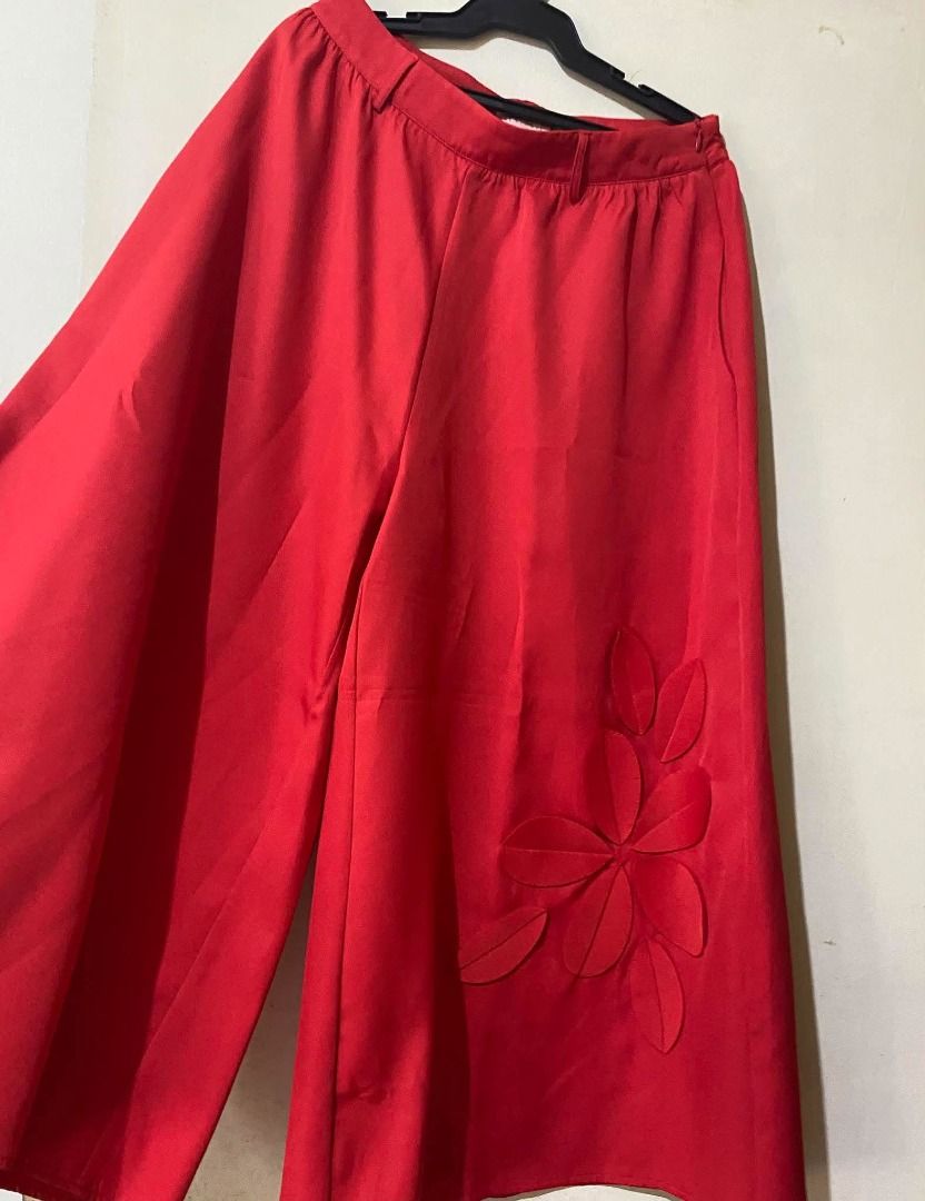 Plains & Prints (RAF) Red Coordinates (Category: Sets or Coordinates) located in Muntinlupa City. Submitted by aubreyraven (Listing ID 1467205586, Image 2). Description: Used once. Top size is Medium; Trouser is Small..