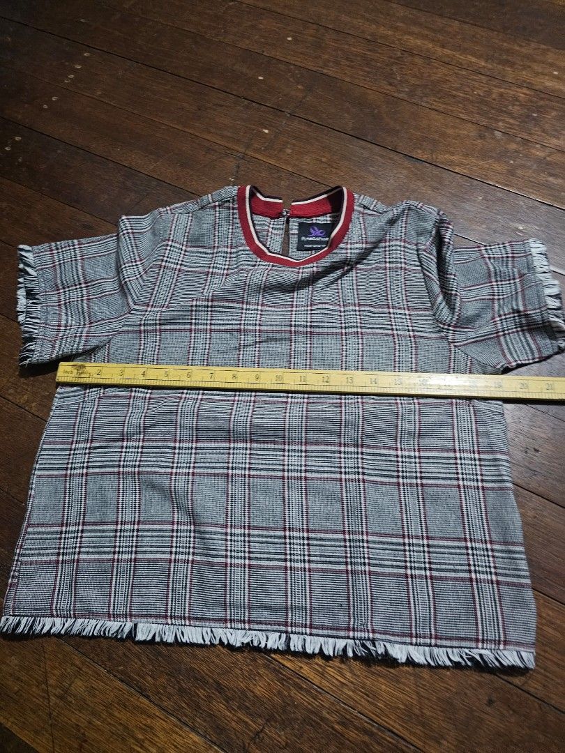 Plains and prints gingham print top blouse medium (Category: Blouses) located in Manila. Submitted by onlinesmartshopping12 (Listing ID 1467322862, Image 2). Description: no issue.