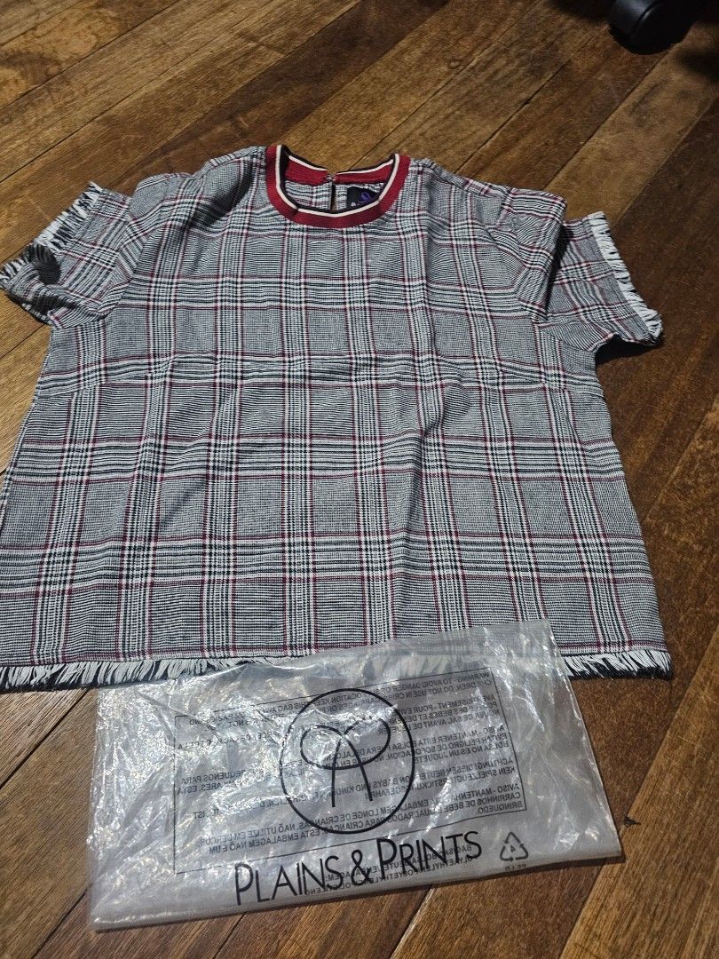 Plains and prints gingham print top blouse medium (Category: Blouses) located in Manila. Submitted by onlinesmartshopping12 (Listing ID 1467322862, Image 1). Description: no issue.