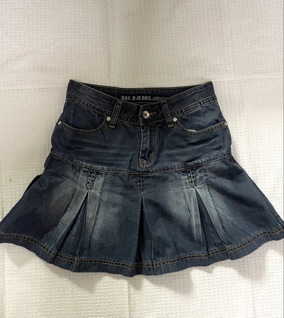 pleated denim skirt (Category: Skirts) located in Quezon City. Submitted by crtenm22 (Listing ID 1467313473, Image 1). Description: W == 24-26in L = 14-15.5in check photos if may flaws thx .