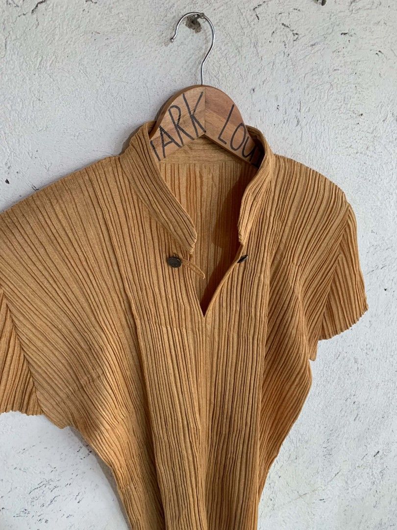 Pleats Please Issey Miyake (Category: Blouses) located in Manila. Submitted by louiseluch69680 (Listing ID 1467304324, Image 3). Description: Pleats Please ISSEY MIYAKE like new condition no flaws/issue size 4 on tag ✅ AUTHENTIC .