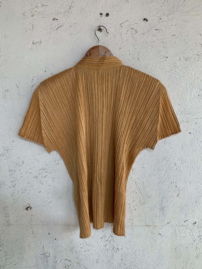 Pleats Please Issey Miyake (Category: Blouses) located in Manila. Submitted by louiseluch69680 (Listing ID 1467304324, Image 2). Description: Pleats Please ISSEY MIYAKE like new condition no flaws/issue size 4 on tag ✅ AUTHENTIC .