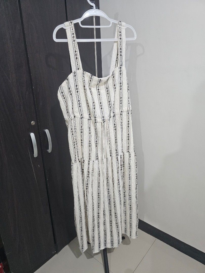 Plus size maxi dresses (Category: Dresses) located in Manila. Submitted by preloved_plussize_clothes (Listing ID 1467322940, Image 2). Description: Both can fit 2XL to 3XL Blue and White dress - used only 3 times Black and White dress - never used Selling for ₱280 each or ₱500 for both. Delivery fee will be shouldered by the buyer..