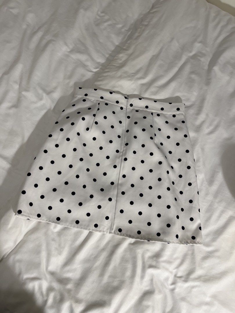 Polka dots short skirt (Category: Skirts) located in Manila. Submitted by xxx0727 (Listing ID 1467292662, Image 2). Description: - With shorts inside .