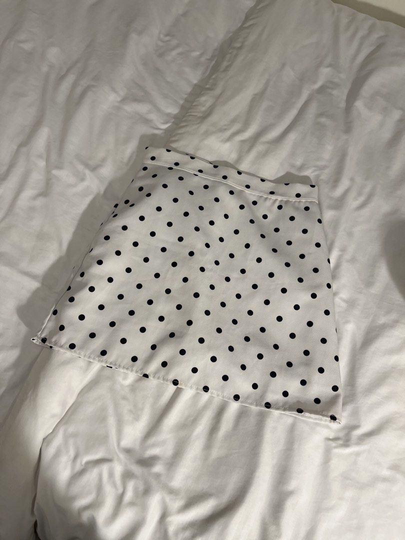 Polka dots short skirt (Category: Skirts) located in Manila. Submitted by xxx0727 (Listing ID 1467292662, Image 1). Description: - With shorts inside .