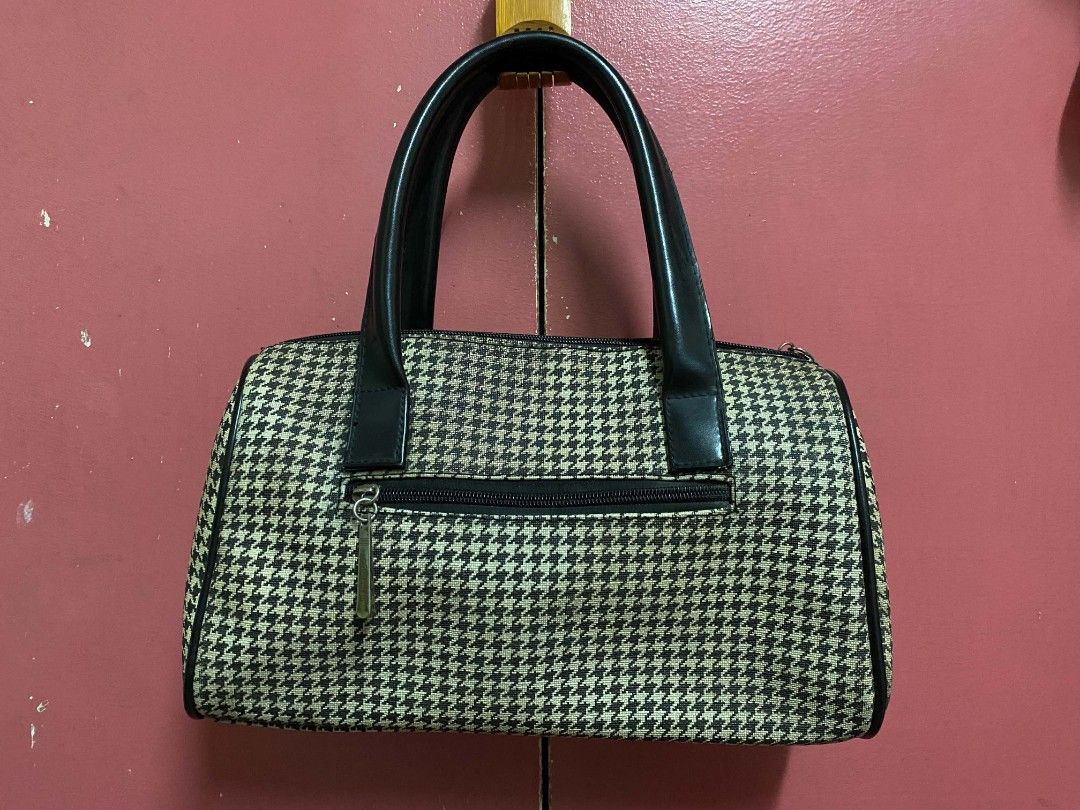 Polo Ralph Lauren Houndstooth Barrel Handbag Imitation (Category: Luxury Bags & Wallets) located in Paranaque City. Submitted by zackzero (Listing ID 1467228471, Image 2). Description: - Polo Ralph Lauren barrel bag IMITATION - Chic black and white houndstooth pattern with black leather handles and trim - Sleek silver-tone metal hardware and front brand plaque - Convenient exterior zip pocket on the back - Smooth-zippered main compartment with a 