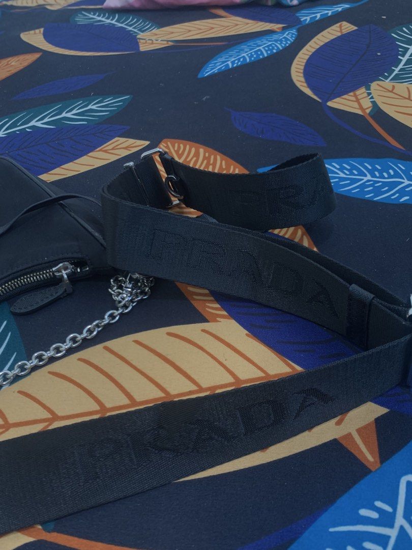 PRADA Re edition 2005 (Category: Luxury Bags & Wallets) located in Tarlac. Submitted by zain-zaniyah (Listing ID 1467350438, Image 3). Description: .