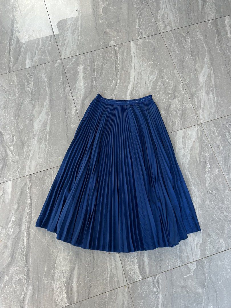 Prada Skirt (Category: Skirts) located in Makati City. Submitted by roldanamparo (Listing ID 1467265285, Image 1). Description: Prada Skirt Excellent condition No issue •Waist:25-30 •length:29.