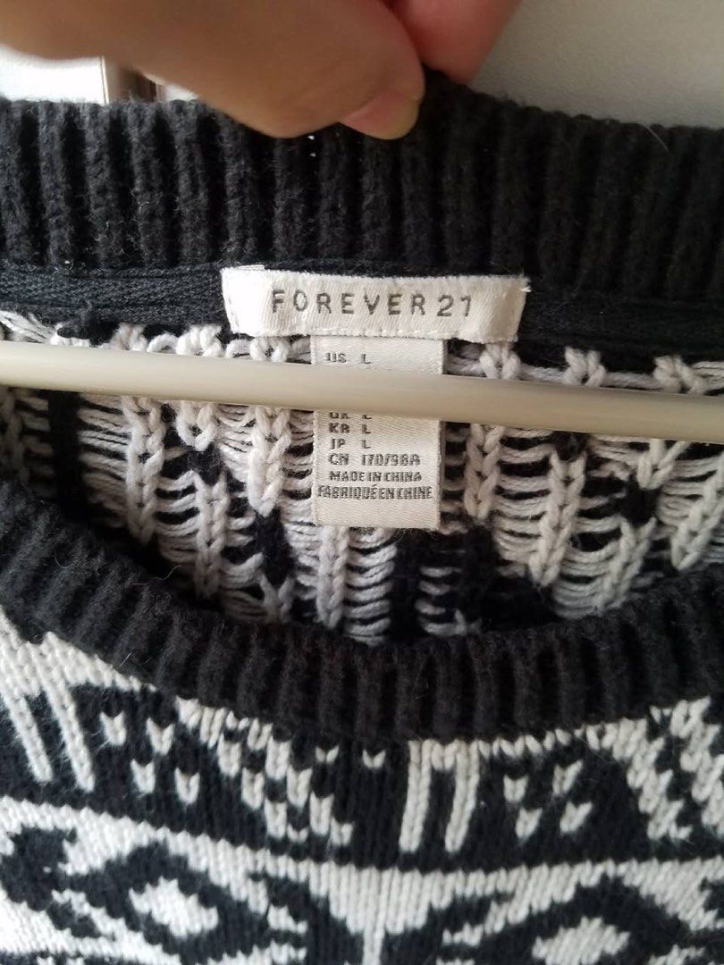 Preloved Forever 21 Knitted Sweater (Category: Coats, Jackets and Outerwear) located in General Trias. Submitted by ceethruenial (Listing ID 1467307472, Image 2). Description: Forever 21 Knitted Sweater Large Size Detail: fitted in the middle when worn 💸mop gcash.