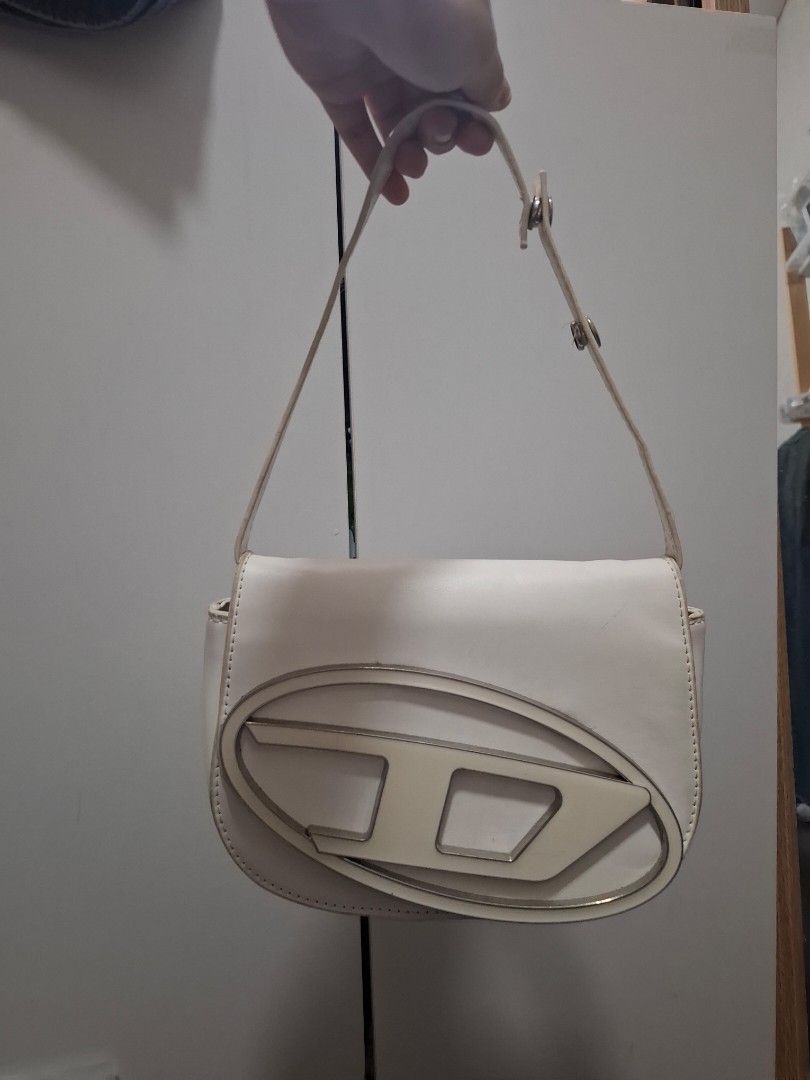Preloved Di esel Bag (Category: Shoulder Bags) located in Quezon City. Submitted by aerzxx (Listing ID 1467231644, Image 1). Description: - Well used w/ flaws (loose stiches) - Zipper inside still works.