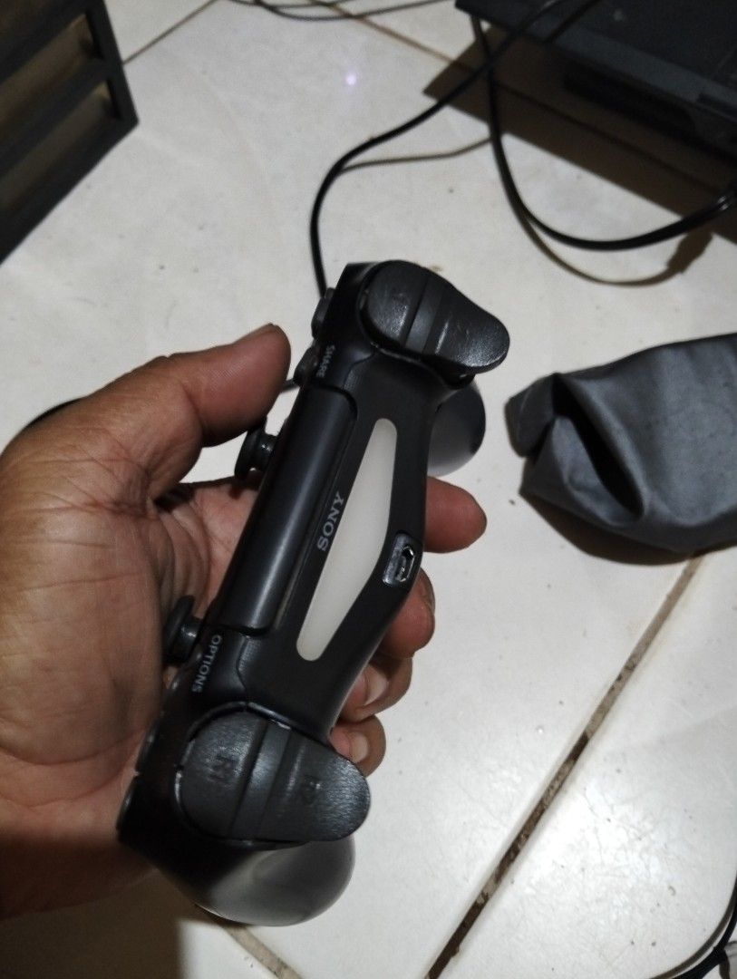 PS4 original ds4 v2 controller (Category: Controllers) located in Caloocan City. Submitted by livedeer.49d7c4 (Listing ID 1467272939, Image 3). Description: PS4 original ds4 v2 controller good working no issues no ghost movement long battery life smooth gamitin pwede itest pm sa interested kaybiga north Caloocan .