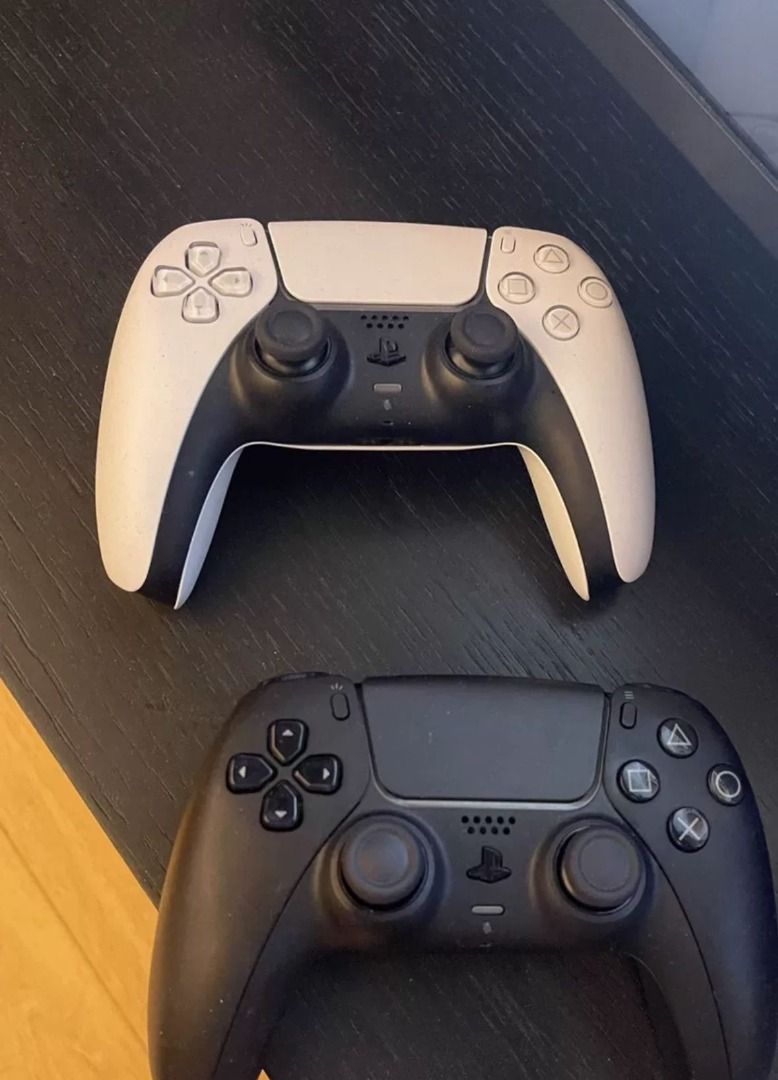 港版ps5光驅版 （分類：PlayStation）位於 Hong Kong。 由 wiseriver_92a005 提交（商品編號 1467300181，圖片 3）。簡介： caorousell冇回復可wts傾：4441 4759 索尼PlayStation 5遊戲主機（雙手掣）箱說配件基本齊全，ps5港版光驅，不需要備份可以登錄港服賬號。幾乎全新，連盒子都是新的。不要拿國行日版比價，國行備份、換賬號麻煩。日版又要改信道，且連不了5G。機器型號CFI-1118A。功能正常無任何暗病質量問題，機器與包裝盒sn碼一致。（內含三星980pro 1t ）。