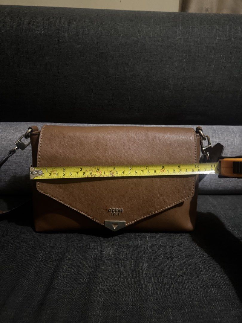 Guess envelope brown faux-leather (Category: Shoulder Bags) located in San Jose. Submitted by lalisamanofoot50726 (Listing ID 1467351884, Image 2). Description: BER MONTHS SALE Steal price all items‼️ Authentic Pre-love brown faux-leather Guess envelope-style shoulder or crossbody bag featuring a gold-tone triangle logo plate on the front flap..