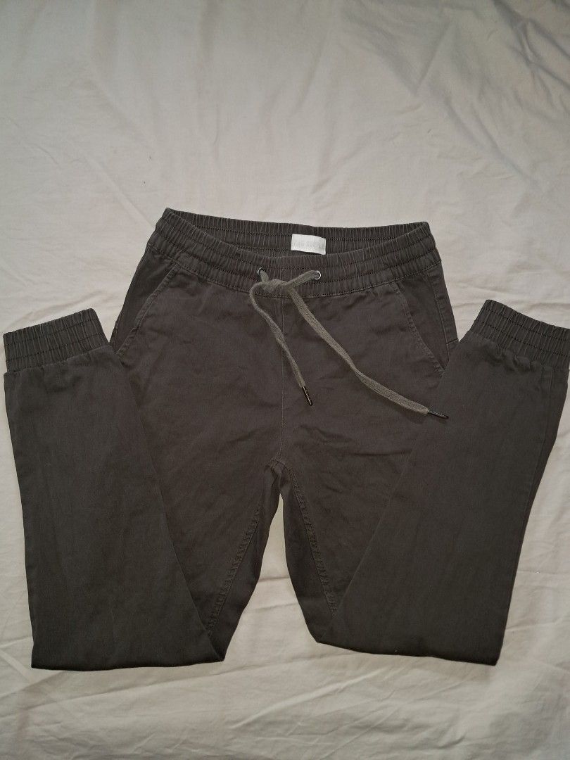 Rag Supply Jogger Pants (Category: Joggers) located in Valenzuela. Submitted by famsbest (Listing ID 1467207074, Image 3). Description: - Rag Supply army green pants - Real color can be seen on the 3rd and 5th photo - Not faded; just the phone camera - Size: XS, same size as Uniqlo kids 160 - Elastic waistband with adjustable drawstring - Two side pockets only, back pocket is not working - Perfect for easy everyday casual wear.