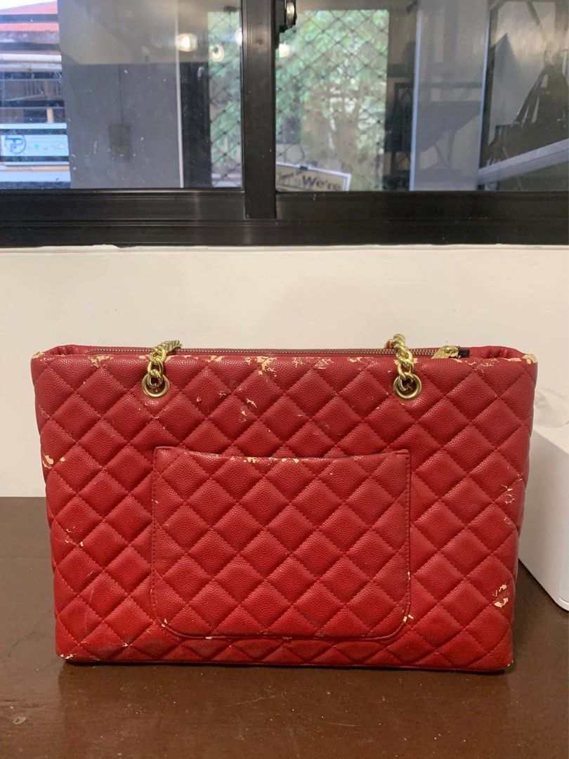 Red Shoulder Bag (Category: Shoulder Bags) located in Borongan. Submitted by kabes_jane (Listing ID 1467192470, Image 2). Description: - Color & Style: Bright red quilted shoulder bag - Condition: Noticeable flaking and peeling along the upper trim.