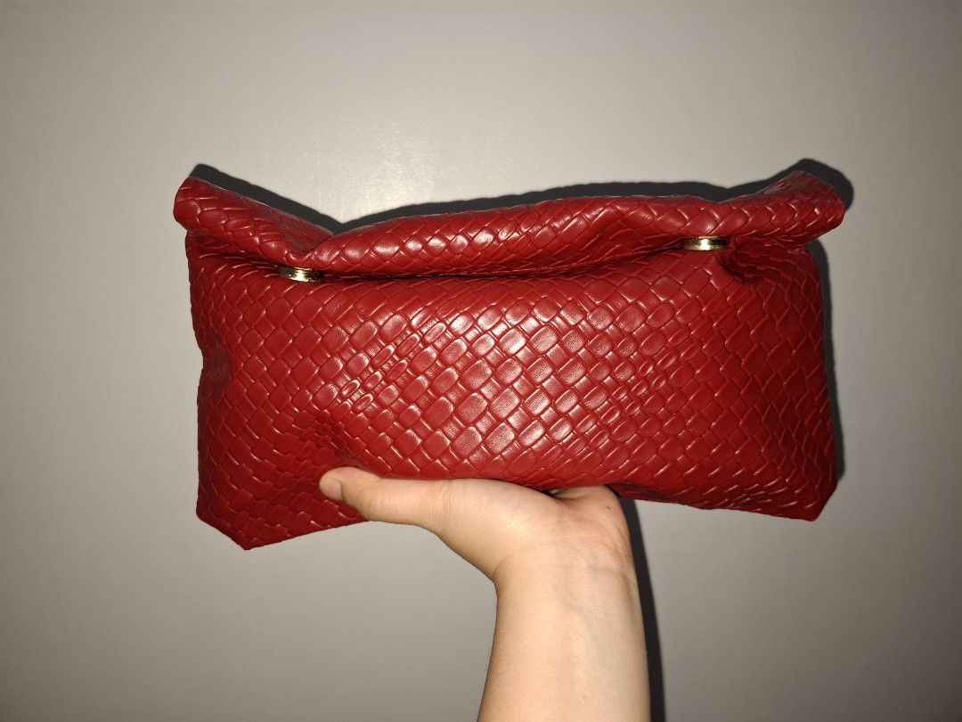 Red Woven Clutch Bag (Category: Clutches) located in Binan City. Submitted by ataydeyes (Listing ID 1467356879, Image 3). Description: For sale: Red Clutch 100 pesos only! 📌 Bought it from Tiktok Shop, di ko na rin po tanda orig price 📌 Never been used 📌 Super spacious 📌 Easy to carry 📌 Perfect for date nights or an everyday pouch! Pwede lalamove! Sagot po ni buyer ang delivery fee. .