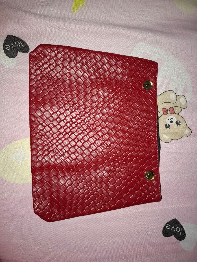 Red Woven Clutch Bag (Category: Clutches) located in Binan City. Submitted by ataydeyes (Listing ID 1467356879, Image 2). Description: For sale: Red Clutch 100 pesos only! 📌 Bought it from Tiktok Shop, di ko na rin po tanda orig price 📌 Never been used 📌 Super spacious 📌 Easy to carry 📌 Perfect for date nights or an everyday pouch! Pwede lalamove! Sagot po ni buyer ang delivery fee. .