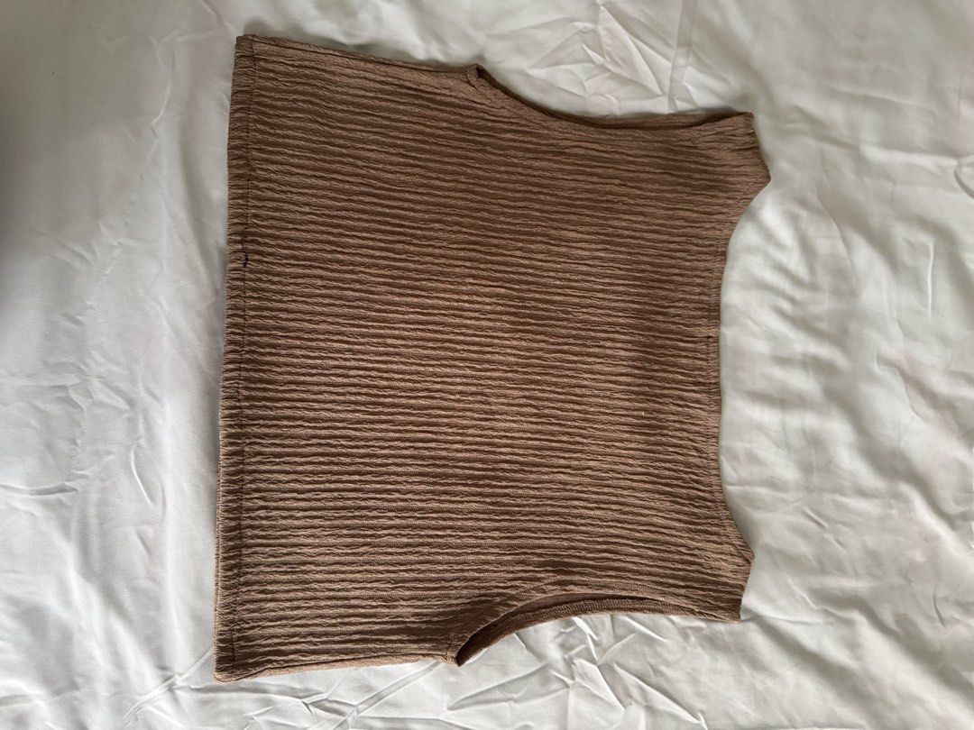 Relache Brown Crinkled Sleeveless Crop Top (Category: Sleeveless) located in Manila. Submitted by silverbird.27280a (Listing ID 1467190785, Image 2). Description: Fits S-M.