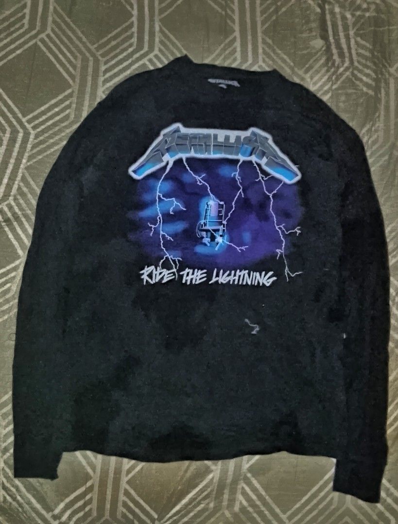 "Ride The Lightning" Metallica Longsleeve (Category: Hoodies) located in Caloocan City. Submitted by lirilarp (Listing ID 1467345634, Image 1). Description: -Thrifted item -Some cracks on print -no issues so far -Sized medijm.