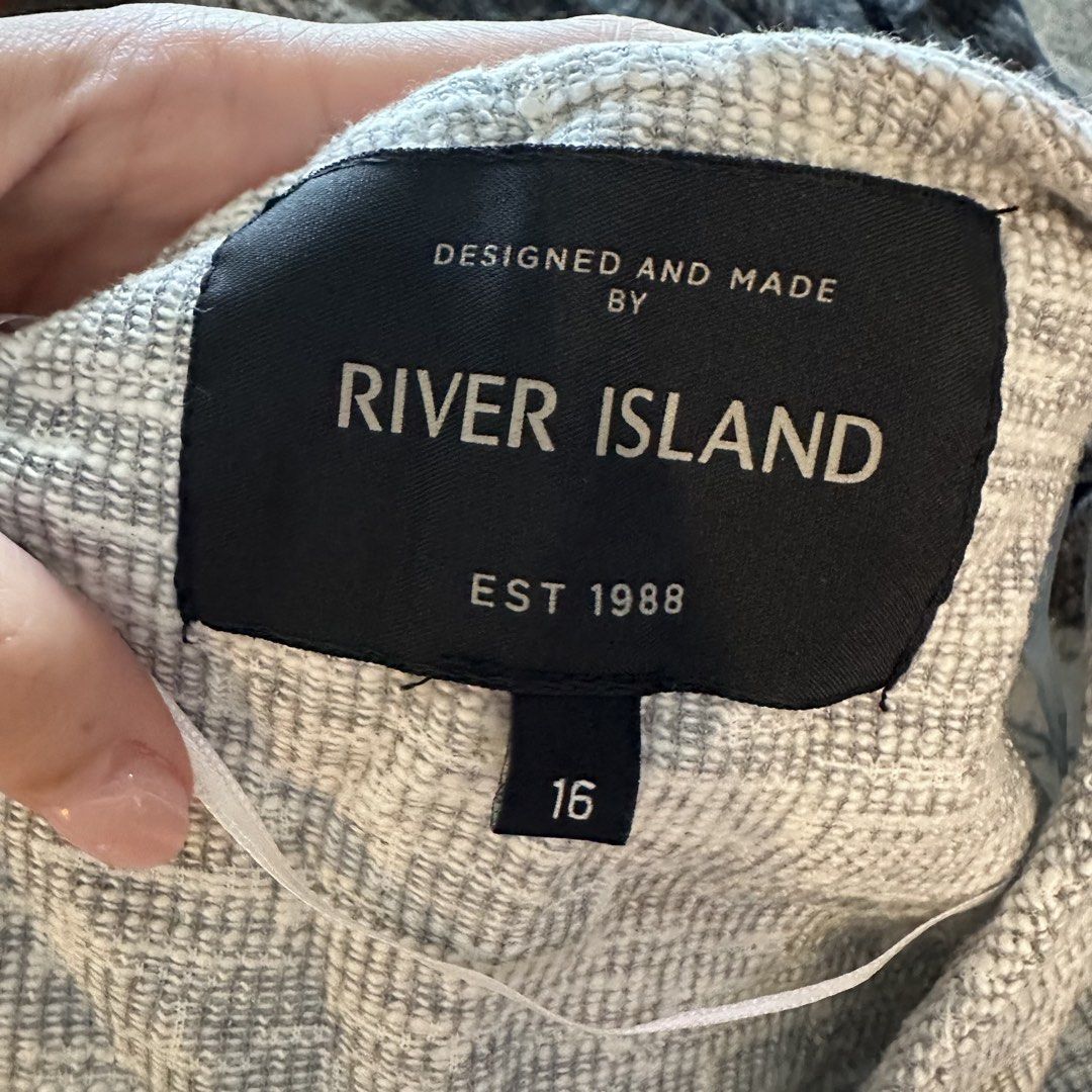 River Island gray longline vest (Category: Coats, Jackets and Outerwear) located in Pasig City. Submitted by ynahperez (Listing ID 1467306464, Image 2). Description: .