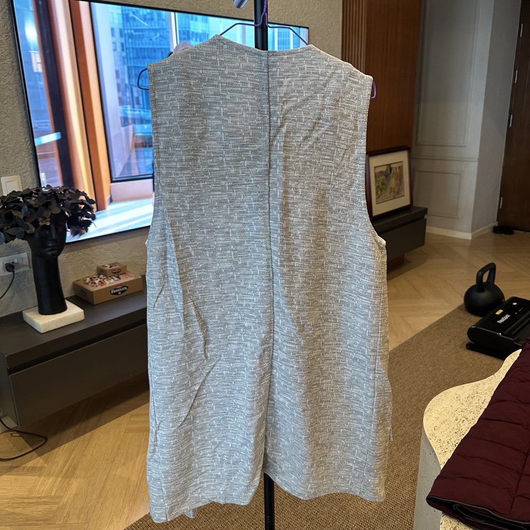 River Island gray longline vest (Category: Coats, Jackets and Outerwear) located in Pasig City. Submitted by ynahperez (Listing ID 1467306464, Image 3). Description: .