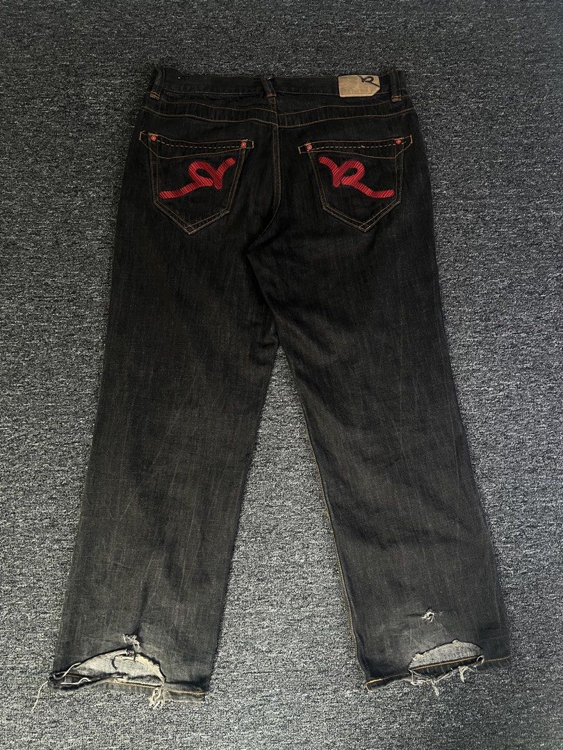 Rocawear Baggy Denim Pants (Category: Jeans) located in Manila. Submitted by thrifty.4pp4rels (Listing ID 1467316841, Image 1). Description: Shipping fee shouldered by the buyer Issues: Distressed hem Measurements: W 40 L 45 Thigh 15.5 Hem 10.5.