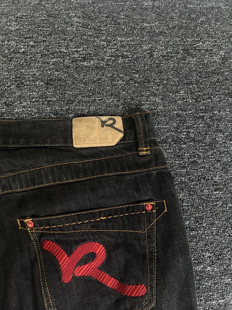 Rocawear Baggy Denim Pants (Category: Jeans) located in Manila. Submitted by thrifty.4pp4rels (Listing ID 1467316841, Image 2). Description: Shipping fee shouldered by the buyer Issues: Distressed hem Measurements: W 40 L 45 Thigh 15.5 Hem 10.5.