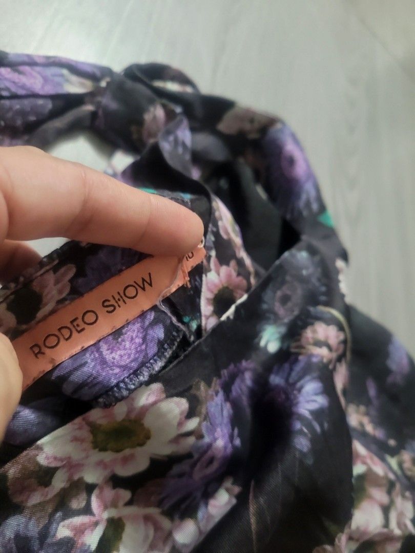 Rodwo Show Floral Cute Top (Category: Blouses) located in Los Banos. Submitted by lopecruz (Listing ID 1467296841, Image 2). Description: armpit : 18" length : 19" like new, no flaws S-M.