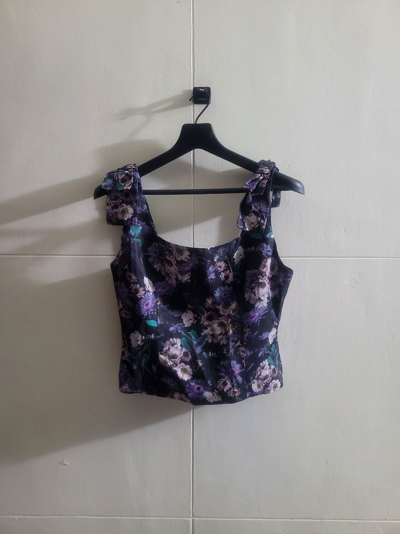 Rodwo Show Floral Cute Top (Category: Blouses) located in Los Banos. Submitted by lopecruz (Listing ID 1467296841, Image 1). Description: armpit : 18" length : 19" like new, no flaws S-M.