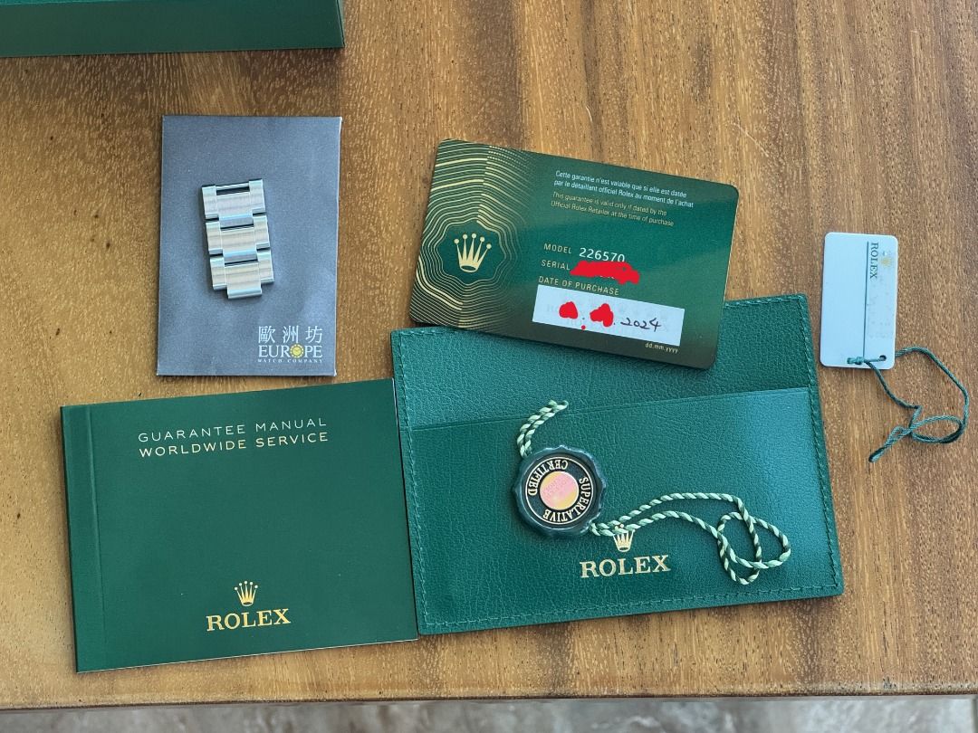 Rolex Explorer 2 (EP2黑橙) Ref: 226570 （分類：手錶）位於 Hong Kong。 由 essenso997 提交（商品編號 1467254424，圖片 3）。簡介： 故事： Rolex 探險家II（Explorer II Ref. 226570）勞力士運動錶最有「硬派冒險精神」同實用工藝嘅代表作之一。呢款 Ref. 226570 喺 2021 年推出，係 Explorer II 系列 50 週年嘅紀念作。 Explorer II 喺 1971 年誕生嘅初衷，專門為洞穴探險家同極地探險隊而設。當探險員身處日夜不分嘅極地或黑暗洞穴時，只需靠錶面上那針標誌性嘅「大橙針」（24 小時指示針）配合外圈去分辨係白天定黑夜。226570 承襲 1971 年初代 16550/1655 嘅橙針基因，同時錶殼線條經過微調優化，修細咗錶耳，配新一代 3285 GMT 自動上鏈機芯，將動能提升到 70 小時。不論係日常生活兩地時間（GMT），定係戶外探索，都充滿住探索者嘅靈魂。