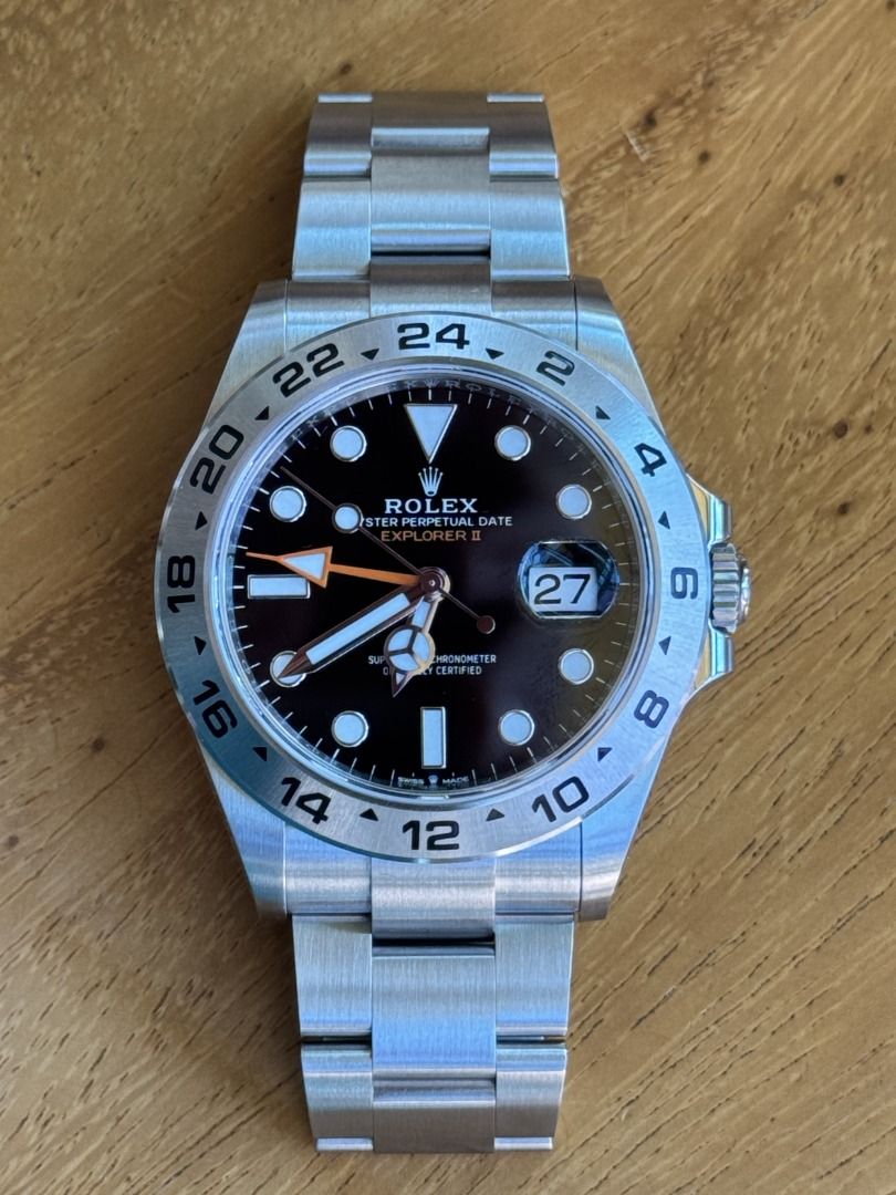 Rolex Explorer 2 (EP2黑橙) Ref: 226570 （分類：手錶）位於 Hong Kong。 由 essenso997 提交（商品編號 1467254424，圖片 1）。簡介： 故事： Rolex 探險家II（Explorer II Ref. 226570）勞力士運動錶最有「硬派冒險精神」同實用工藝嘅代表作之一。呢款 Ref. 226570 喺 2021 年推出，係 Explorer II 系列 50 週年嘅紀念作。 Explorer II 喺 1971 年誕生嘅初衷，專門為洞穴探險家同極地探險隊而設。當探險員身處日夜不分嘅極地或黑暗洞穴時，只需靠錶面上那針標誌性嘅「大橙針」（24 小時指示針）配合外圈去分辨係白天定黑夜。226570 承襲 1971 年初代 16550/1655 嘅橙針基因，同時錶殼線條經過微調優化，修細咗錶耳，配新一代 3285 GMT 自動上鏈機芯，將動能提升到 70 小時。不論係日常生活兩地時間（GMT），定係戶外探索，都充滿住探索者嘅靈魂。