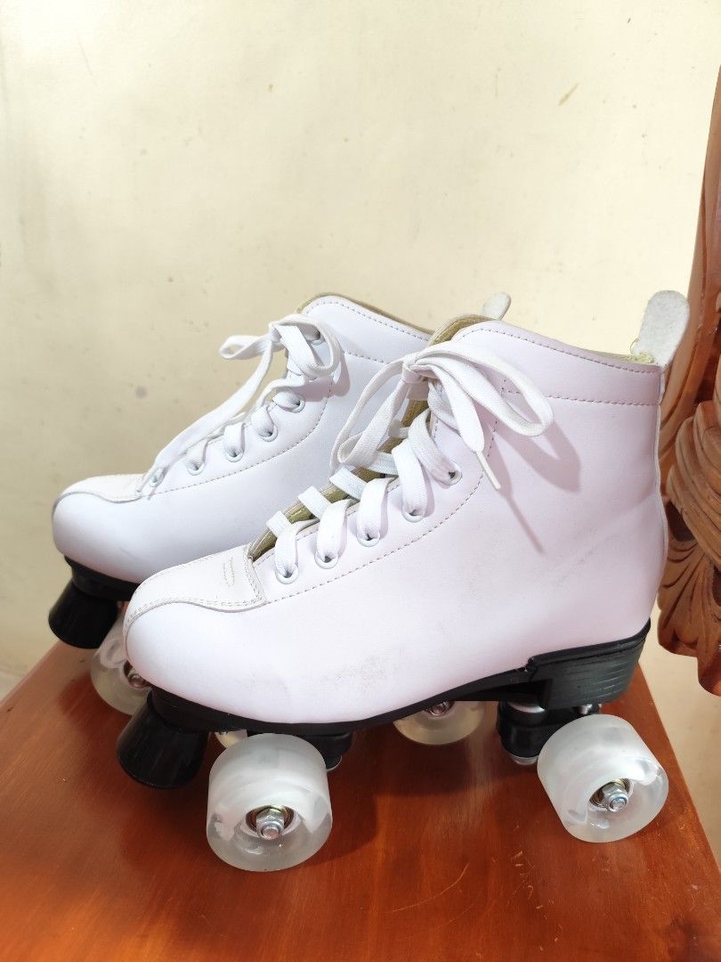 Roller Skates size 40 (Category: Skates, Rollerblades & Scooters) located in Manila. Submitted by aiyah_chan (Listing ID 1467227401, Image 2). Description: - size 40 - used only TWICE, INDOOR - white, umiilaw ang wheels.