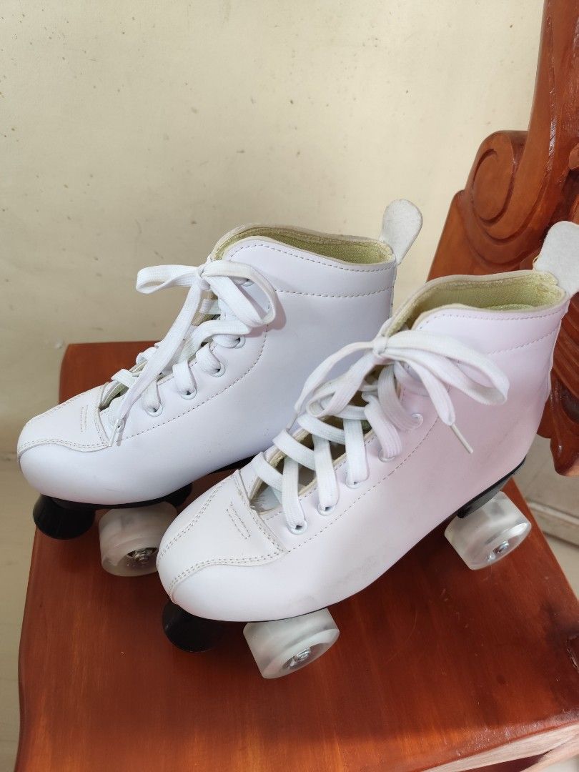 Roller Skates size 40 (Category: Skates, Rollerblades & Scooters) located in Manila. Submitted by aiyah_chan (Listing ID 1467227401, Image 3). Description: - size 40 - used only TWICE, INDOOR - white, umiilaw ang wheels.