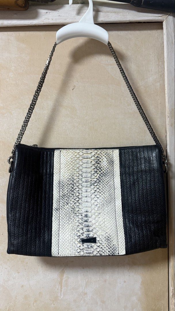Rouge & Lounge shoulder bag (Category: Shoulder Bags) located in Calamba. Submitted by ashvault (Listing ID 1467191480, Image 1). Description: .