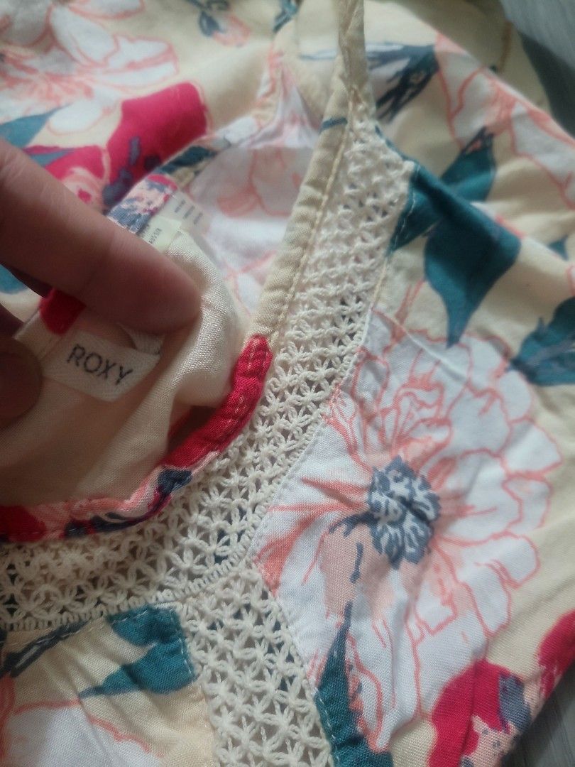 AUTHENTIC Roxy Floral Top (Category: Blouses) located in Los Banos. Submitted by lopecruz (Listing ID 1467305217, Image 3). Description: armpit : 17" length : 15" like new, no flaws S-M.