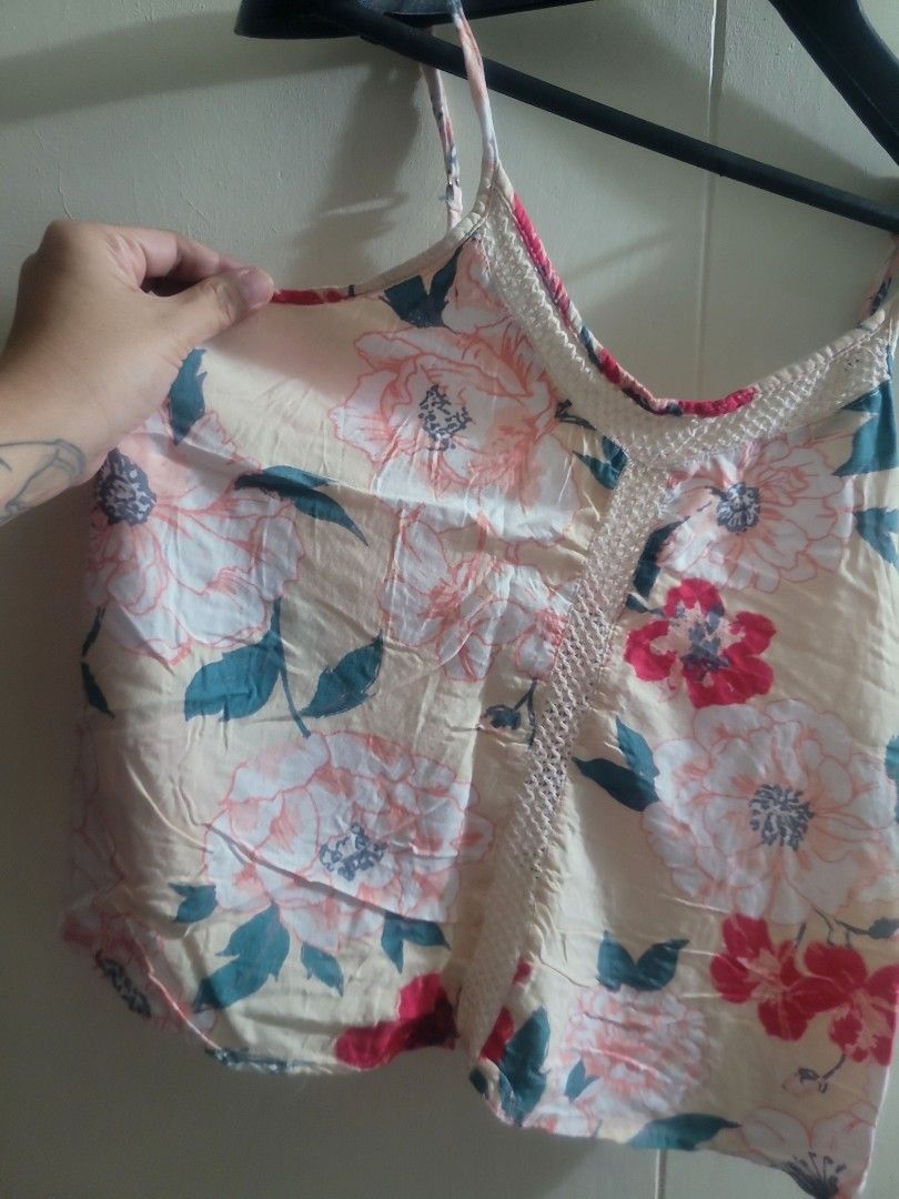 AUTHENTIC Roxy Floral Top (Category: Blouses) located in Los Banos. Submitted by lopecruz (Listing ID 1467305217, Image 2). Description: armpit : 17" length : 15" like new, no flaws S-M.