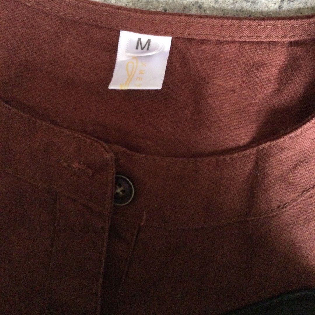 Rust / Terracotta Short-Sleeve Knotted Hem Blouse (Category: Blouses) located in Binangonan. Submitted by ininnep (Listing ID 1467327313, Image 2). Description: ✅ Brand XMET 👕 Item Rust / Terracotta Short-Sleeve Knotted Hem Blouse 📝 Details • Color: Warm rust / burnt orange / terracotta • Neckline: Round collarless neck (band collar style) • Closure: Button-front placket with 5 dark round buttons • Hem: Cute twisted/knot detail at front — creat
