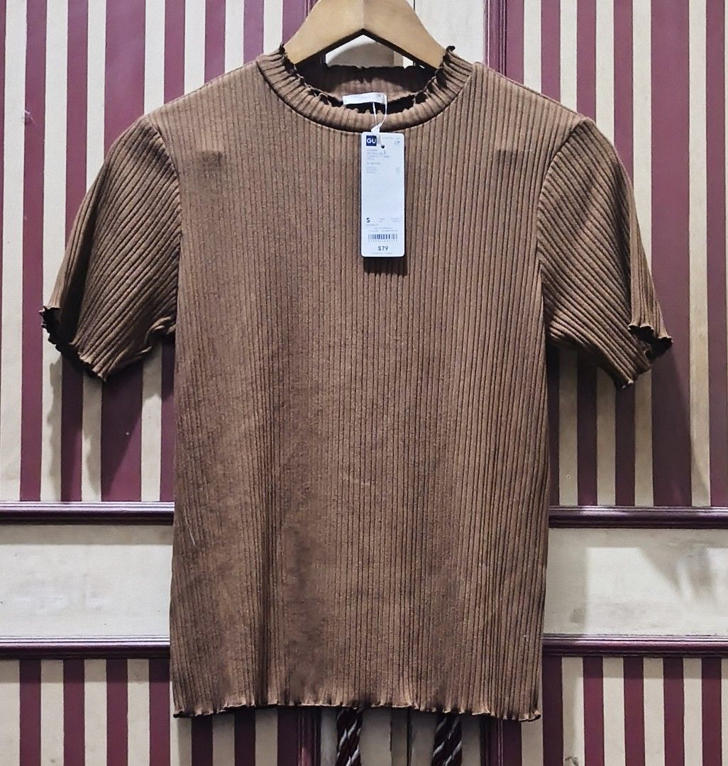 (S-3XL) GU NWT Brown Ribbed Top (Category: Shirts) located in Quezon City. Submitted by ginghamgirlie (Listing ID 1467267964, Image 2). Description: SIZE ON TAG: S BEST FITS: S-3XL MEASUREMENTS chest: 34-48 inches length: 23 inches 📌 PLEASE NOTE • Sizing is based on the actual measurements of the garment, not the tagged size. • Pre-owned pieces may differ from the tagged size due to stretching, shrinkage, wear, alterations, or labeling inconsist
